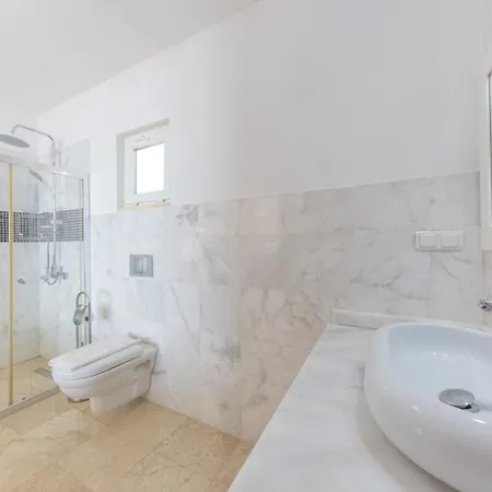 4 Bedroom - 3133 *